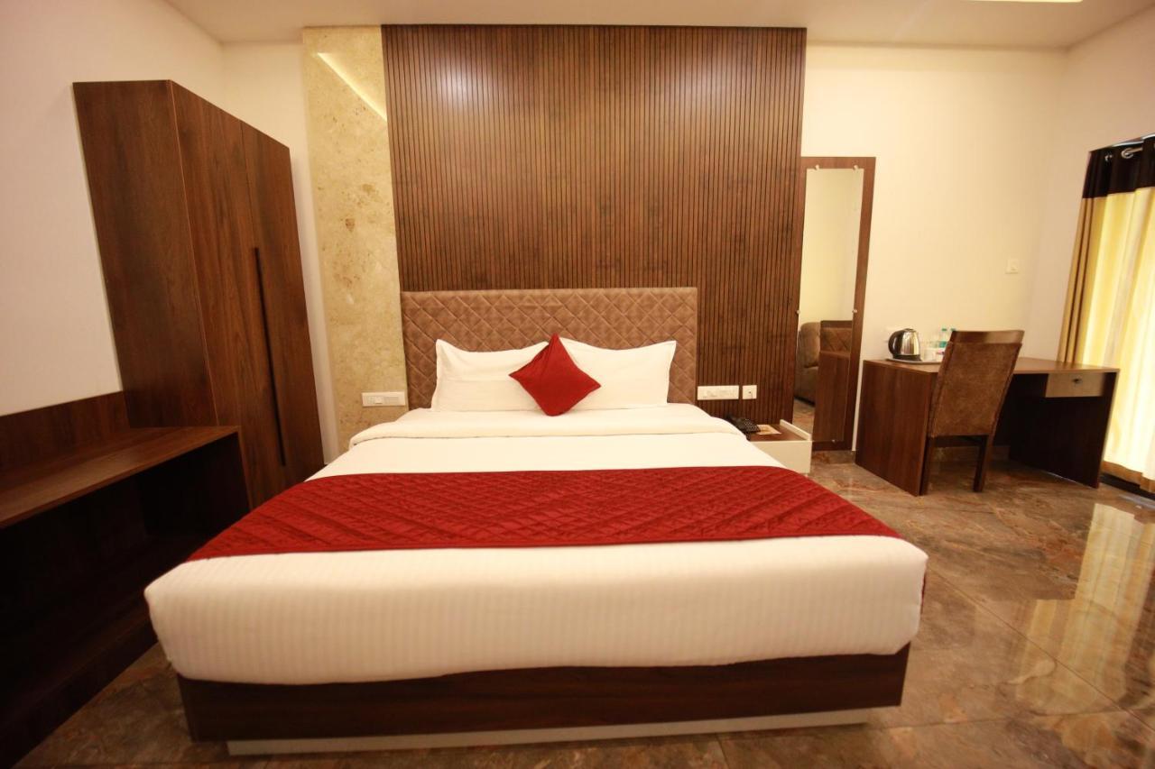 Bliss Regency Business Hotel Palakkad Bagian luar foto